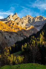 Kleine Herbstwanderung durch die schöne Landschaft im Allgäu bei Oberstdorf - Bayern - Deutschland