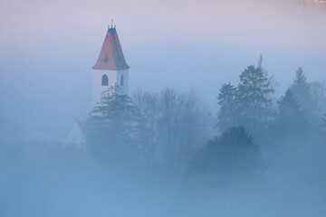 Fototapeta premium Aspang-Markt, Kirche im morgendlichen Nebel