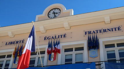 Façade de la mairie / hôtel de ville de Saint-Mandrier-sur-Mer, avec des drapeaux provençaux,...