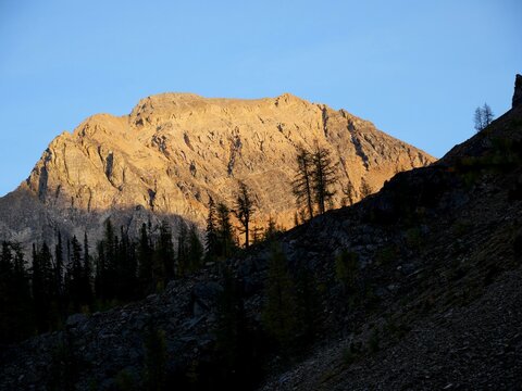 Sunrise over the mountains at Templeton Lake