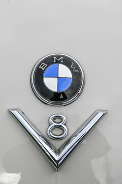Logo mit V8-Schriftzug eines BMW 501/502 Barockengel Coupe auf der Veterema Ersatzteilmarkt f&uuml;r Oldtimer- und Youngtimer in Mannheim, Baden-W&uuml;rttemberg, 08.10.2022	
