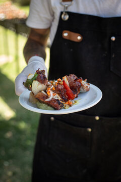 Mozo, mesero, ire libre, guantes, plato, chef