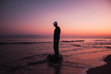 Silueta de hombre en la playa 