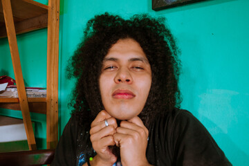 retrato de Hombre de pelo largo colocho