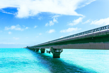 南国の海に浮かぶ橋（沖縄・宮古島