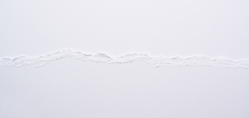 Papel rasgado blanco sobre fondo blanco, recurso gráfico