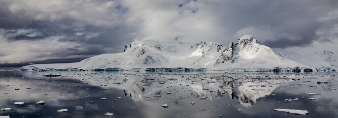 Fototapeta na wymiar Antartica Mountain