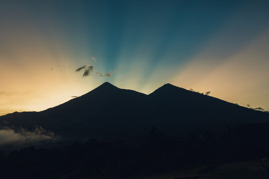 Un atardecer que muestra la silueta de los volcanes Acatenango y Fuego ubicados en el departamento de Sacatepeques, Guatemala