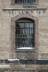 ブロック倉庫の外壁の窓
