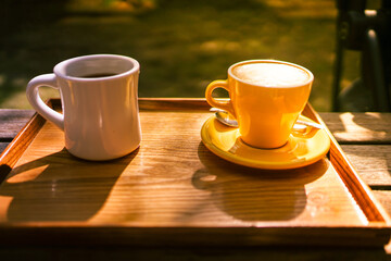 木の机に置かれたコーヒーカップ