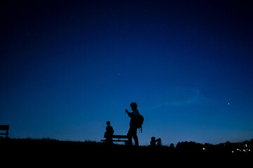 Obraz na płótnie Canvas 夜の丘を歩く人々
