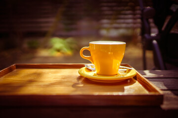 木の机に置かれたコーヒーカップ