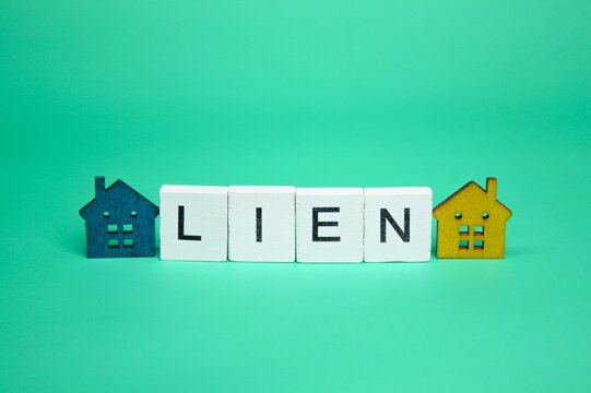 white square and house shape with the word LIEN