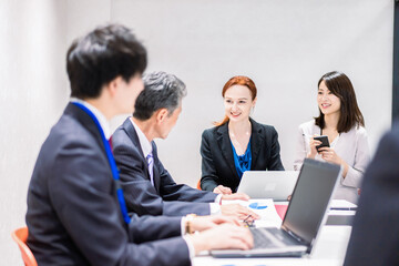 国際会議で通訳をする女性