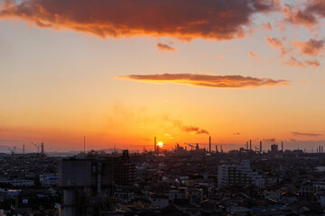夕日に染まる都市風景「加古川・播磨工業地帯」