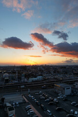 夕日に染まる都市風景