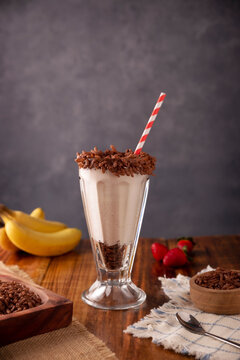 Esquimo. Cold drink made from sweetened, flavored and whipped milk to achieve a very foamy and homogeneous consistency, very popular in Mexico, similar to a milkshake made with ice cream.