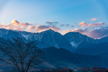 夕暮れの白馬三山