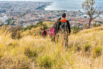 Panorama su Reggio Calabria dalla collina di Pentimente con gruppo di escursionisti sul sentiero