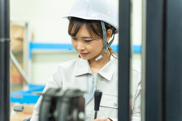 フォークリフトを操作する日本人女性