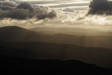 Obraz premium Dawn landscape with light pointing to the mountains