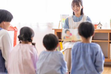 読み聞かせをする保育士