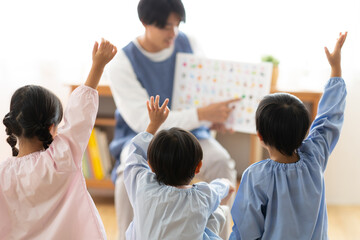 ひらがなの勉強をする園児