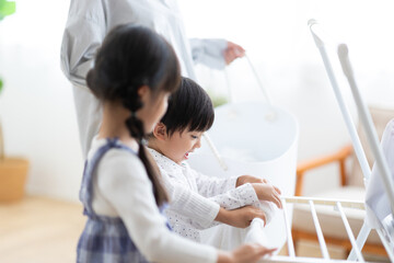 洗濯物を干す親子