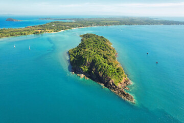透明度抜群のビーチを上空から眺める　タイ・マーク島