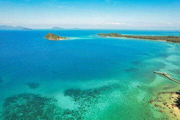 Fototapeta na wymiar 透明度抜群のビーチを上空から眺める　タイ・マーク島