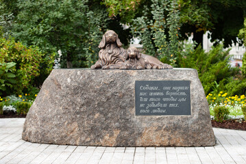 Bronze monument dedicated to dog loyalty, general view