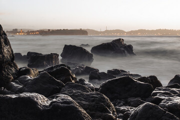 Ciudad costera al atardecer