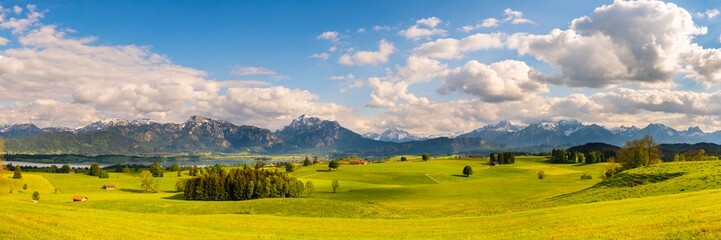Panorama Landschaft im Allgäu mit Bergkette der Alpen