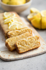 cake fondant au citron fait maison coupé en parts