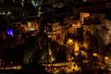 Vista nocturna de la ciudad de Cuenca desde mirador, España