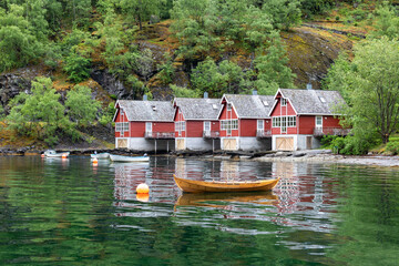 Rote Holzhäuser am Fjordufer