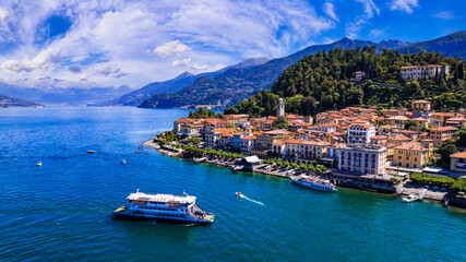 Een van de mooiste meren van Italië - Lago di Como. panoramisch luchtfoto van het prachtige dorp Bellagio en de veerboot. populaire toeristische bestemming