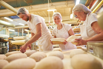 Bakkersteam in de familiebakkerij die brood bakt