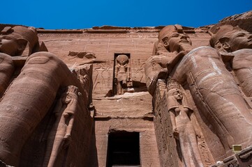Niedriger Winkel von Pharao-Statuen außerhalb des Tempels von Abu Simbel in Ägypten