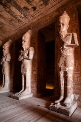 Vertikale Aufnahme von Statuen im Tempel von Abu Simbel