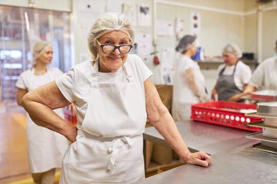 B&auml;ckerei Chefin mit Erfahrung steht in der B&auml;ckerei