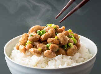 大粒の納豆とごはんとお箸。
