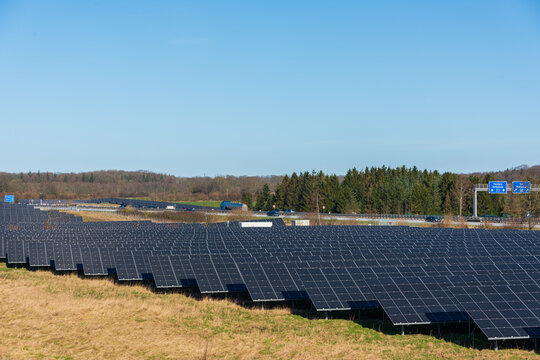 Schleswig-Holstein, Deutschland, M&auml;rz 2022 Photovoltaikanlage zur Stromerzeugung am Rande einer Autobahn