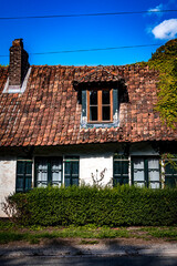 Fototapeta na wymiar Maison de village avec toiture en tuiles rouges