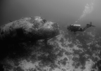 sunken plane and scuba diver in Aruba island