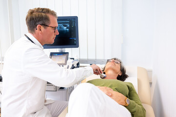 Arzt führt bei einer Frau eine Ultraschalluntersuchung durch