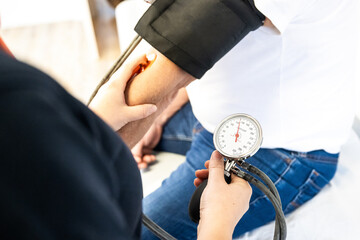 Blutdruckmessen beim Hausarzt