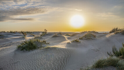 Coucher de soleil sur les plages de sable fin de Camargue dans le Sud de la France