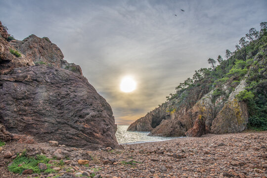 Coucher de soleil sur les roches rouges de la pointe de l'aiguille &agrave; Th&eacute;oule sur la C&ocirc;te d'Azur pr&egrave;s de Cannes dans le Sud de la France