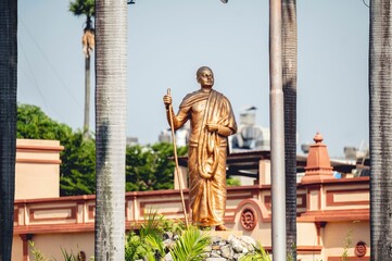 Statue von Swami Vivekananda im hinduistischen Tempel Dakshineswar Kali in Kalkutta, Indien